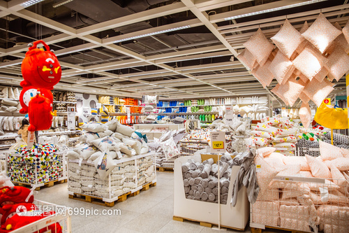 家居商场抱枕展位陈列的艺术与策略